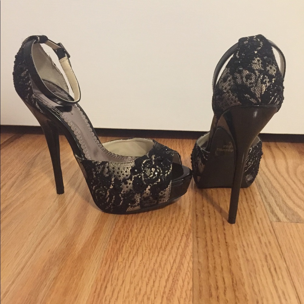 Shi Black lace and gold peep toe heels